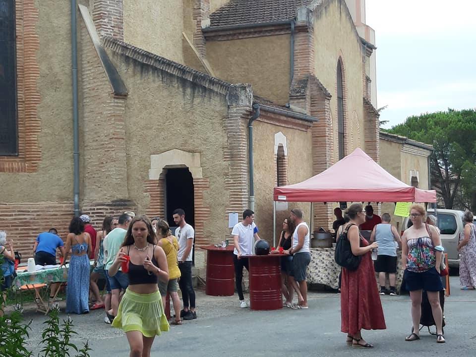 Rassemblement autour de la buvette du marché, au pied de l’église de Noilhan